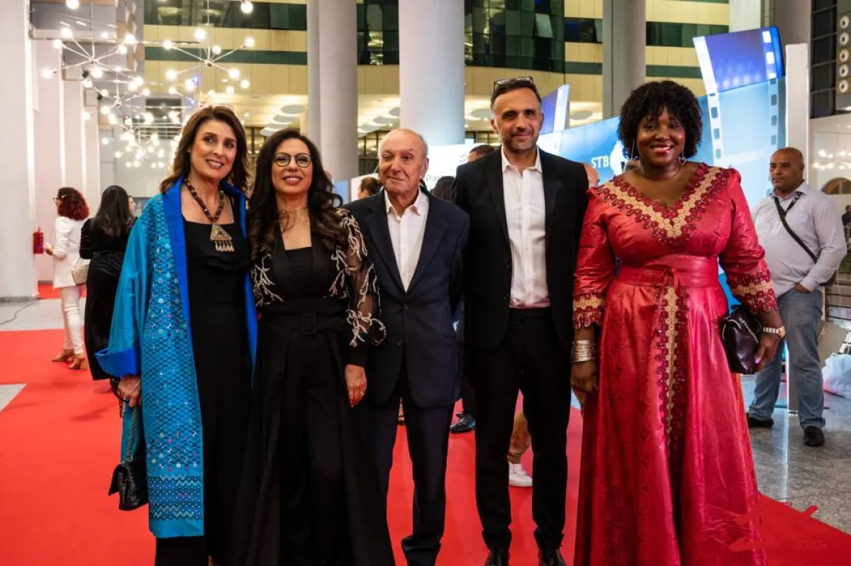 سنية  الشامخي مديرة المهرجان مع بعض اعضاء لجنة تحكيم الافلام - الصورة من صفحة المهرجان على الفيسبوك