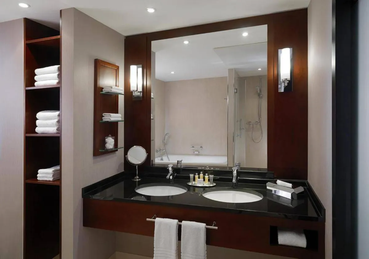 لقطة لأحد حمامات غرف فندق كولونيا ماريوت