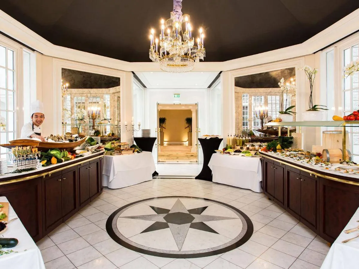 بوفيه مفتوح في فندق إكسيلسيور إيرنيست أم دوم