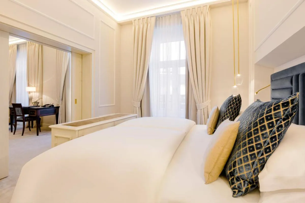 غرف فخمة في فندق إكسيلسيور إيرنيست أم دوم