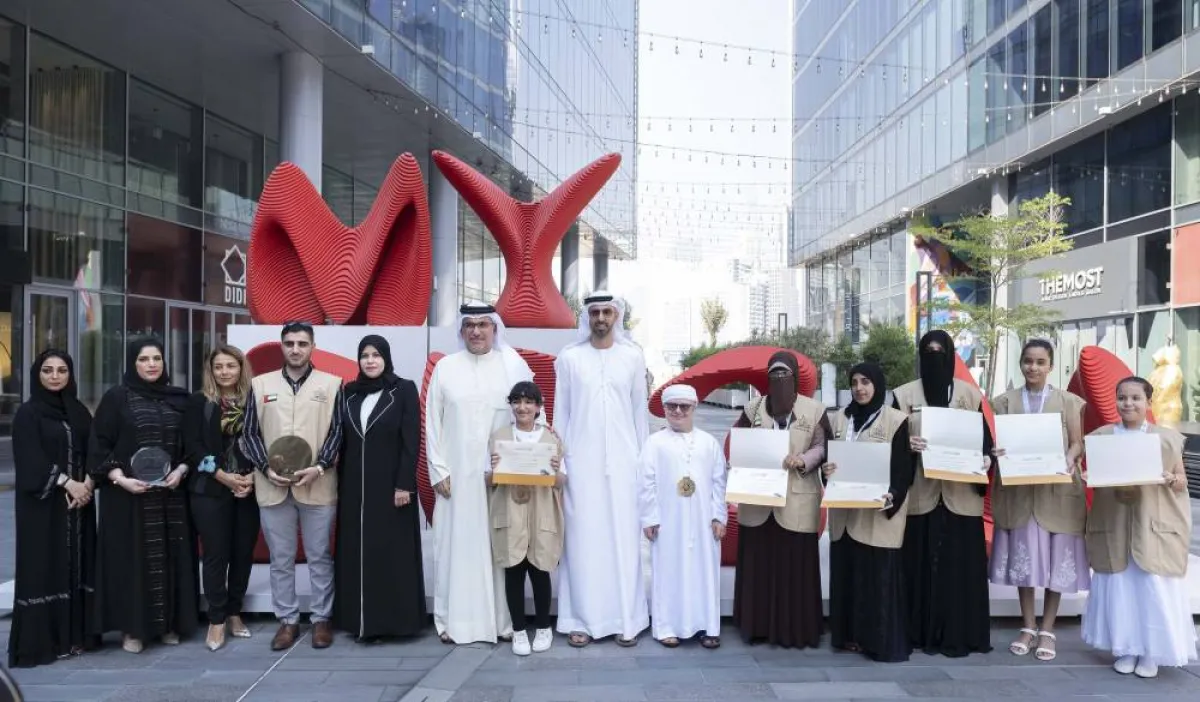 العلماء يكرم المعلمين  لدورهم في ترسيخ البرمجة والعلوم المستقبلية. الصورة من "وام"