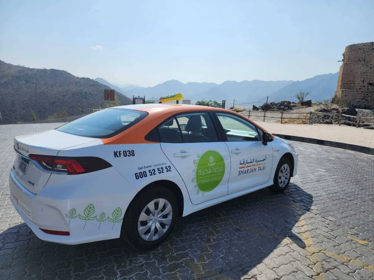 "أجرة الشارقة" تزيد من أسطولها للمركبات الهجينة في المنطقة الشرقية 65 %. الصورة من "وام"