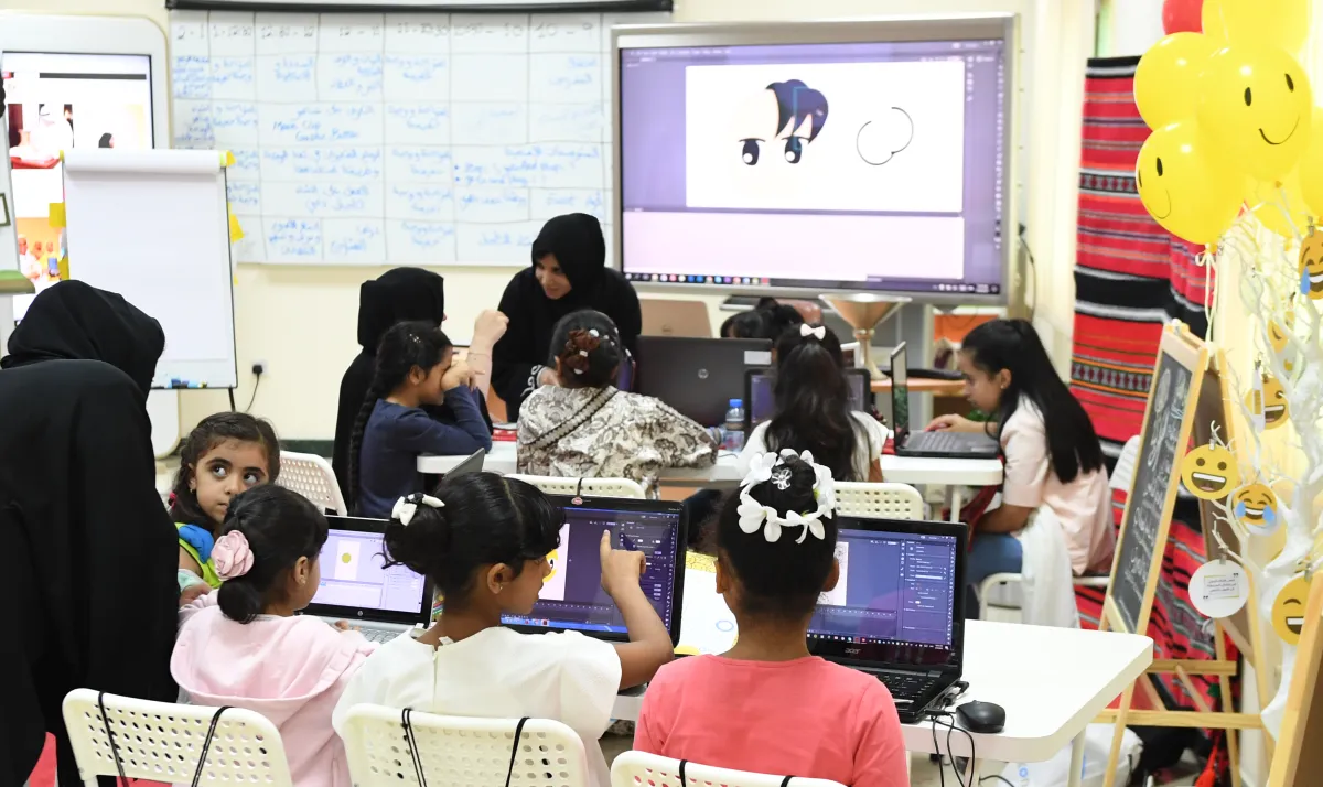 الشيخة فاطمة توجه بإعداد برنامج تدريبي تخصصي لرواد المستقبل. الصورة من "وام"