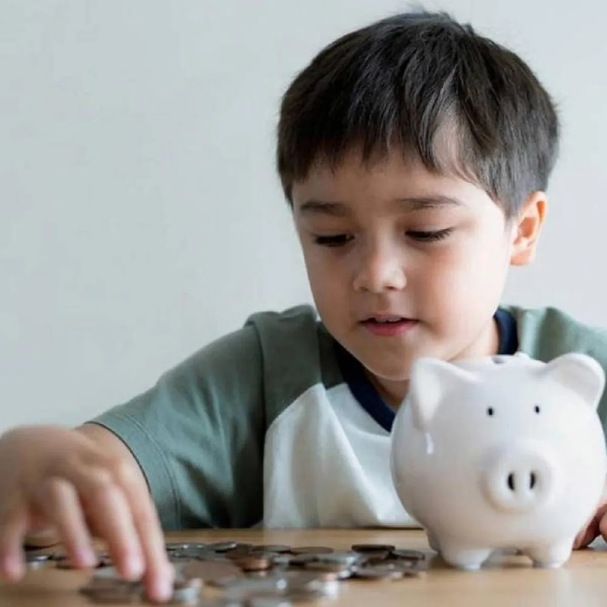 صورة تعبر عن ادخار الطفل
