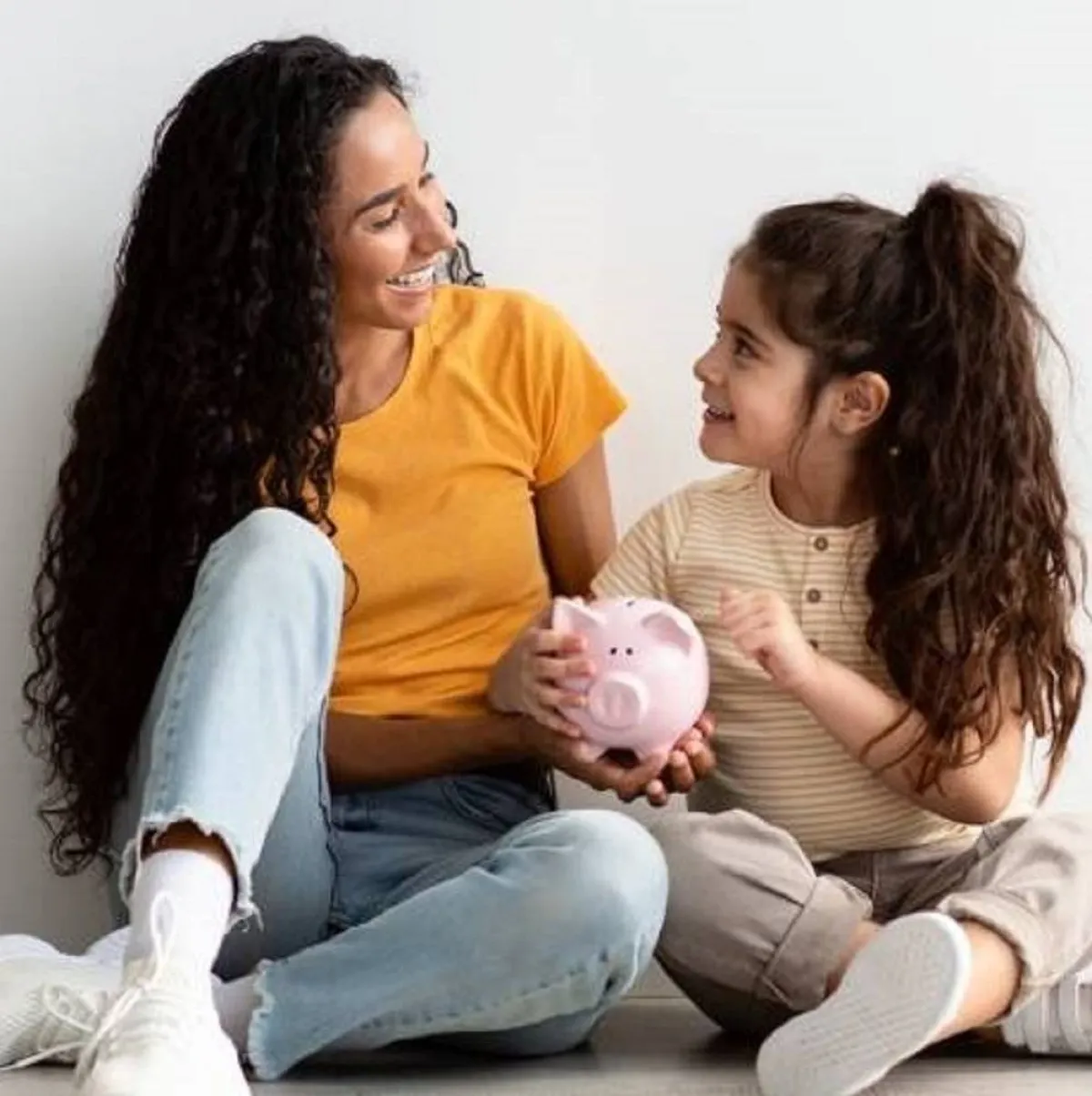 صورة تعبر عن فرحة الأم بطفلتها 