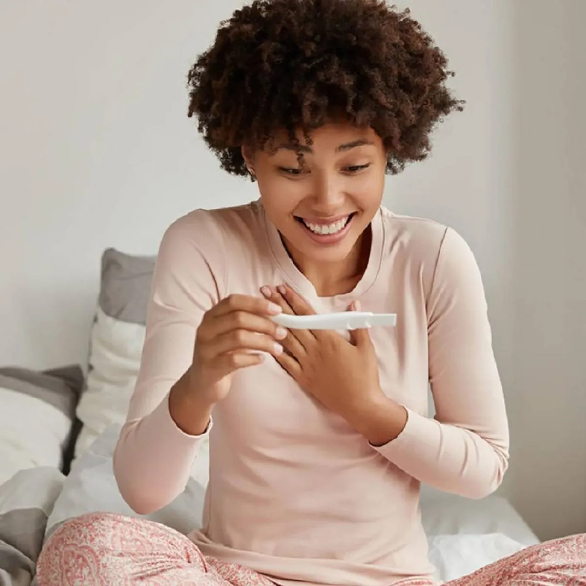 صورة تعبر عن فرحة مشاهدة خبر الحمل