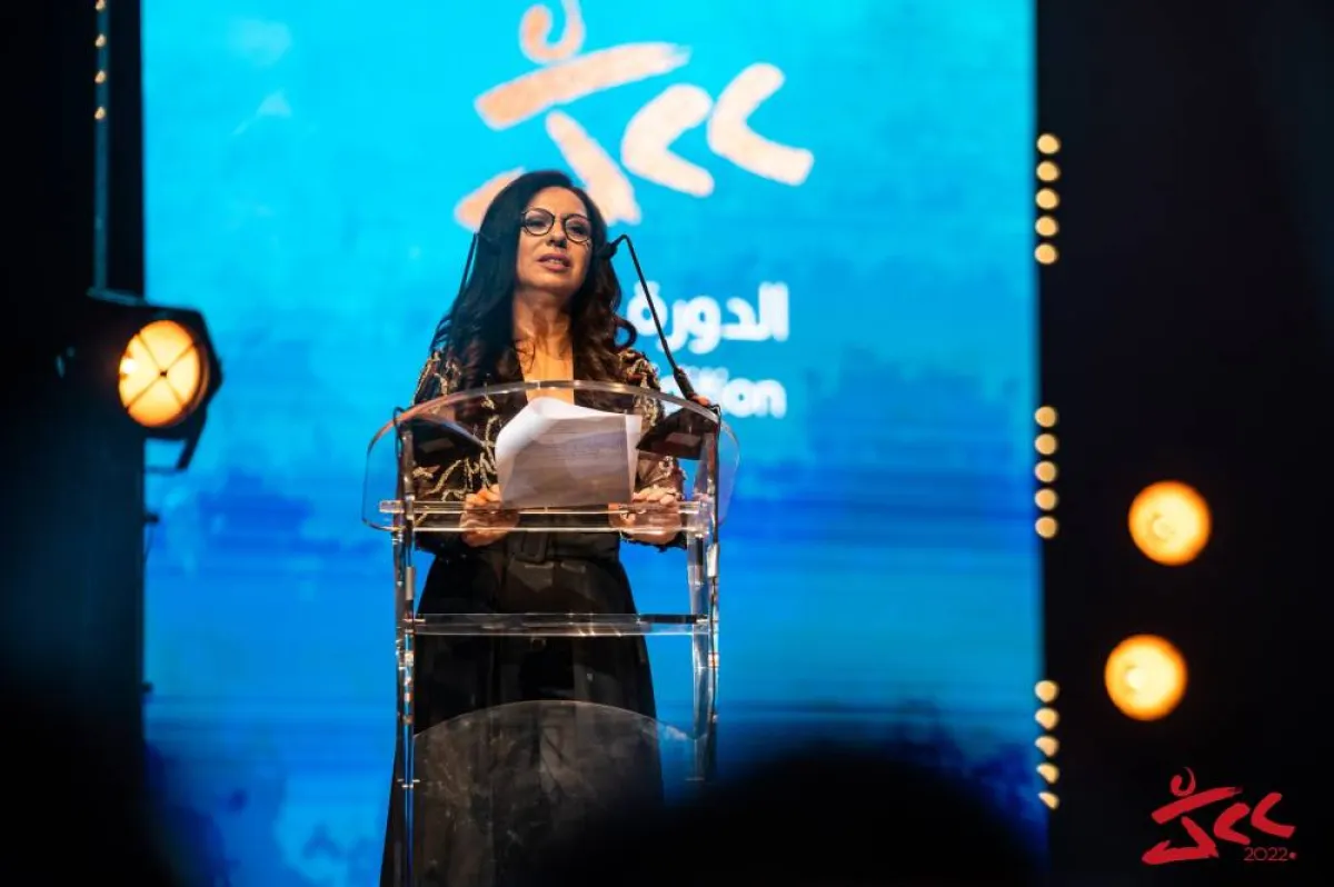 سنية الشامخي مديرة المهرجان تلقي كلمتها في حفل الافتتاح- الصورة من حساب المهرجان على الفيسبوك