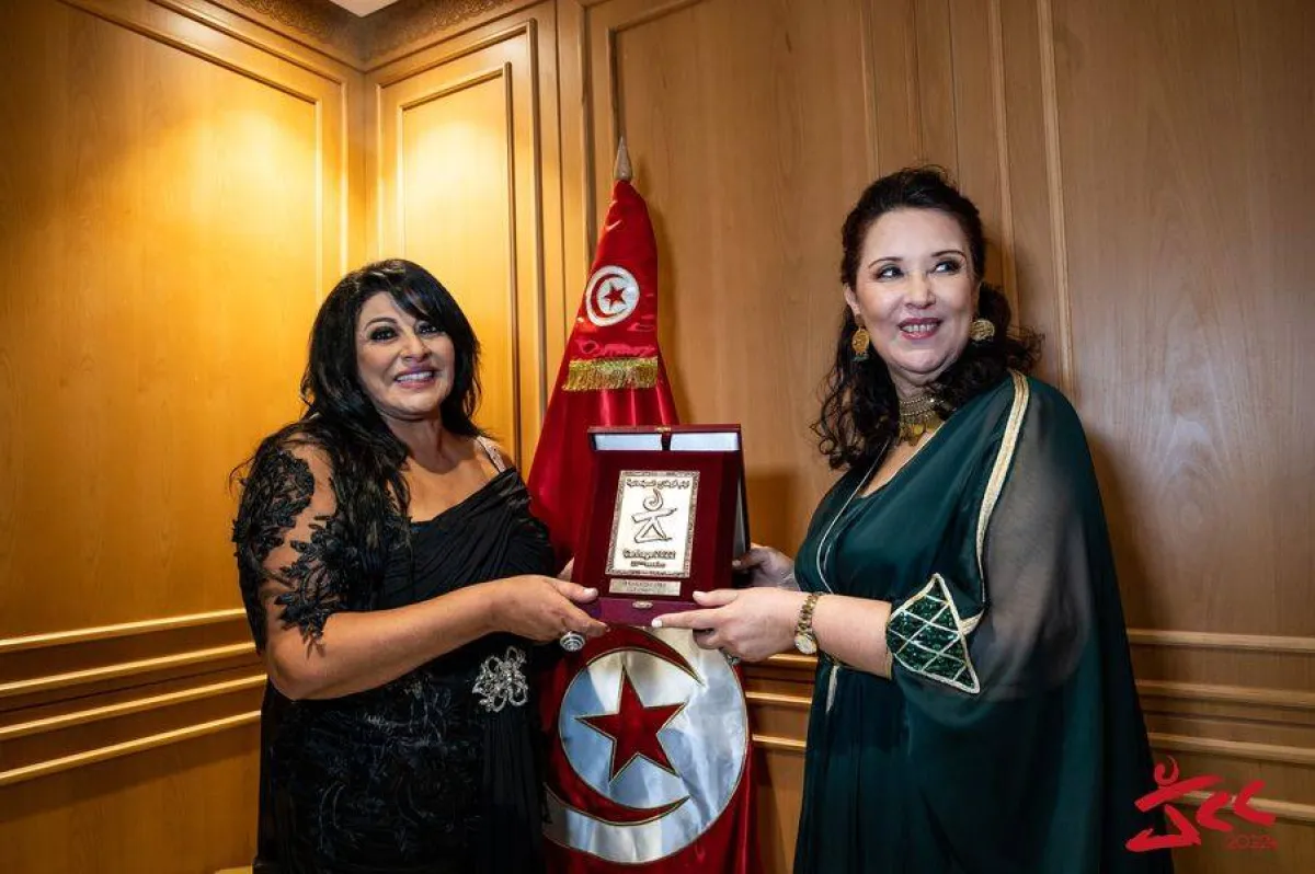 وزيرة الثقافة حياة قطاط القرمازي تكرم الممثلة المصرية هالة صدقي- الصورة من حساب المهرجان على الفيسبوك