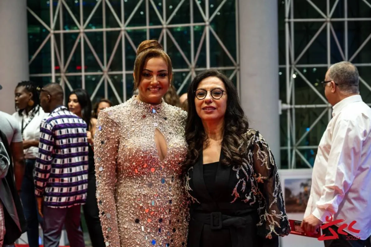 سنية الشماخي مديرة المهرجان مع  الممثلة المصرية بشرى- الصورة من حساب المهرجان على الفيسبوك