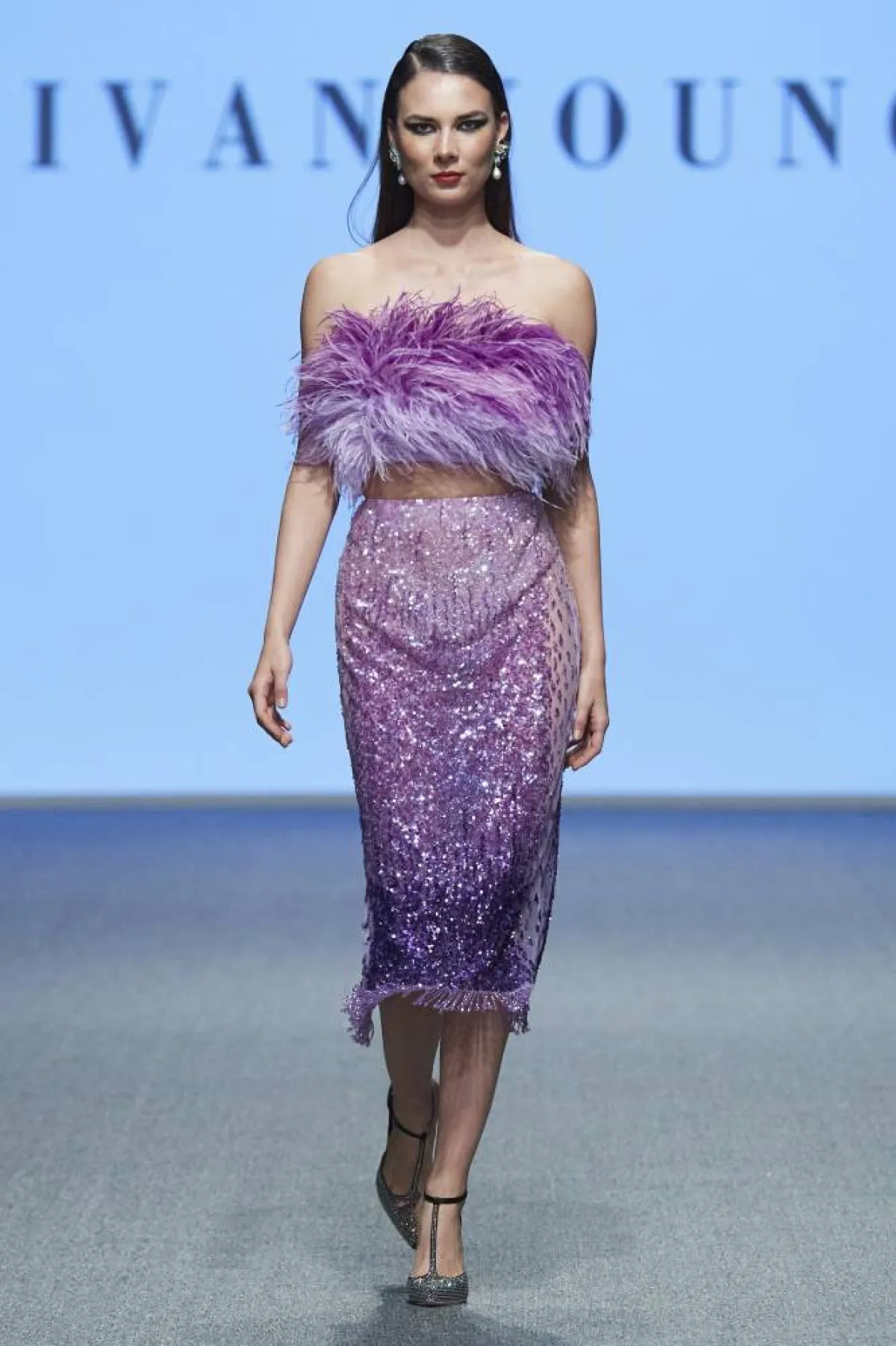 موديلات فساتين باللون البنفسجي