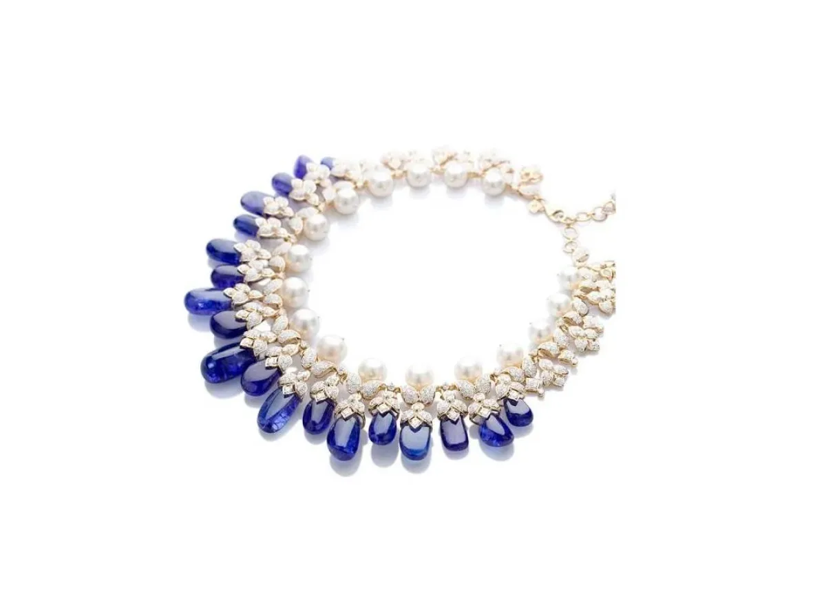 قلادات مرصعة بأحجار التنزانيت لإطلالة ساحرة في خريف 2022