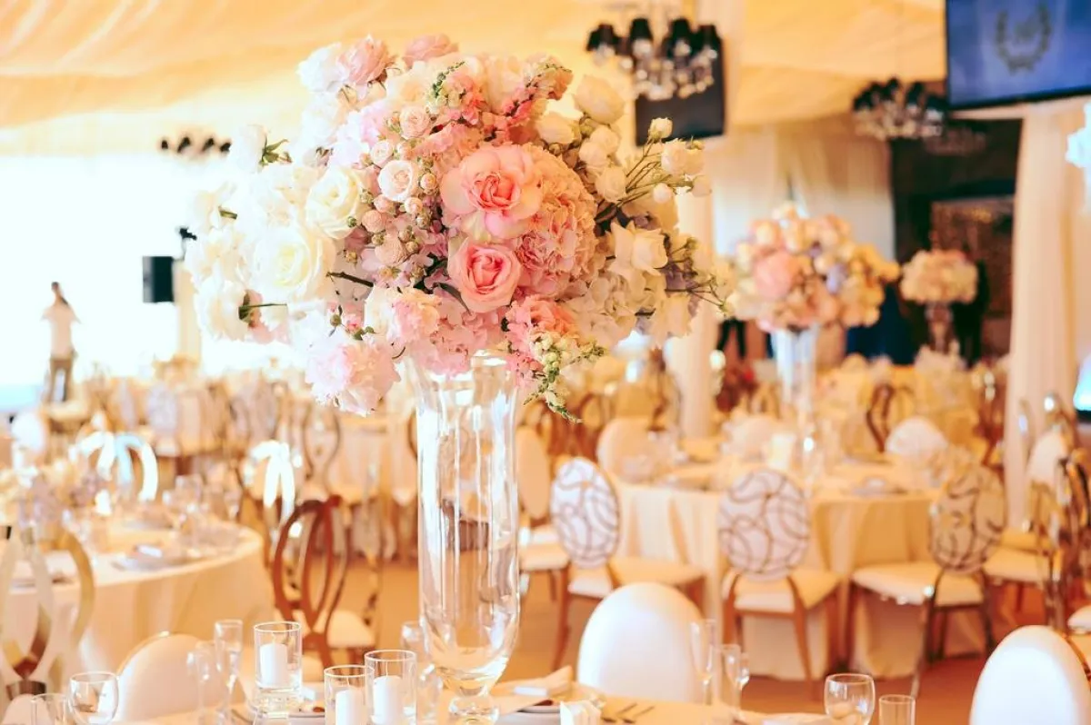 حفل زفاف منظّم في قاعة مغلقة