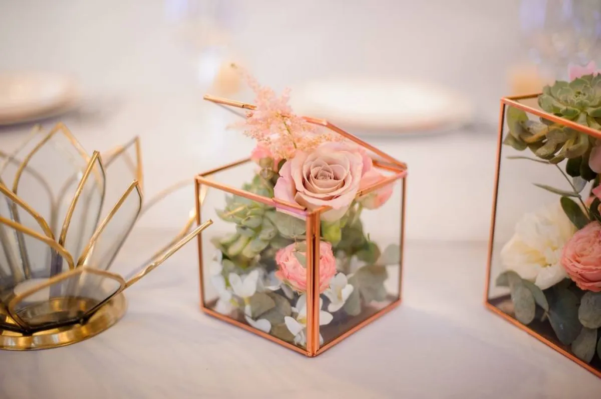 تزيين طاولة المعازيم بالأكسسوارات الزجاج