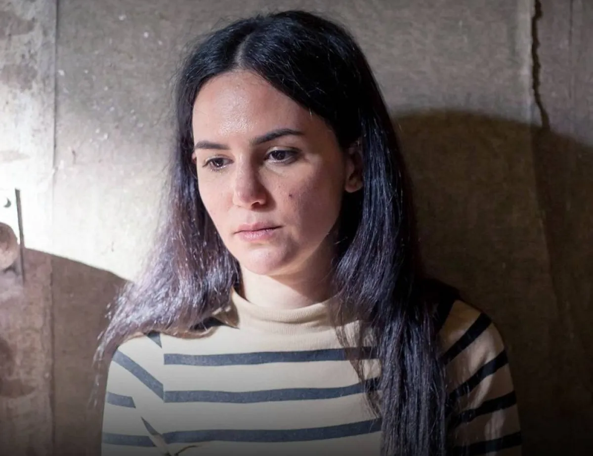 ركين سعد على الملصق الدعائي لمسلسل  "بدم بارد" - صورة من صفحة منصة شاهد على انستغرام