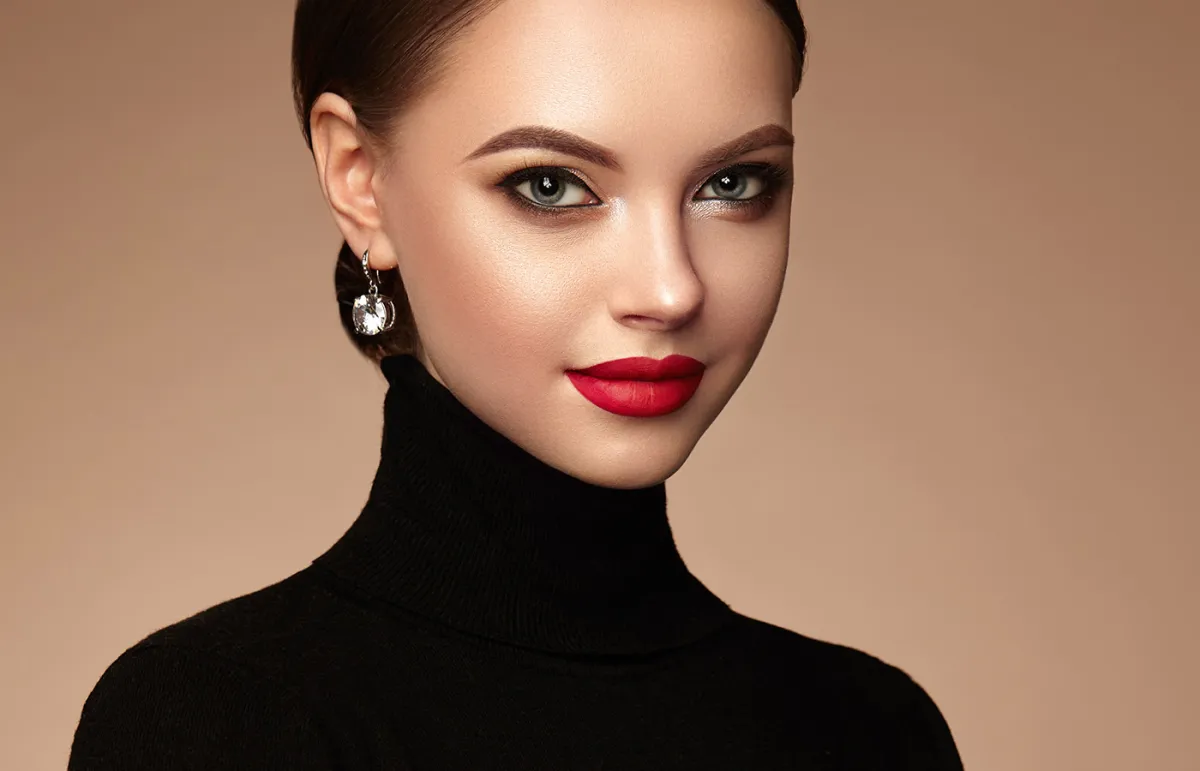 كيفية تطبيق مكياج العيون الذهبي بشكل مثالي؟