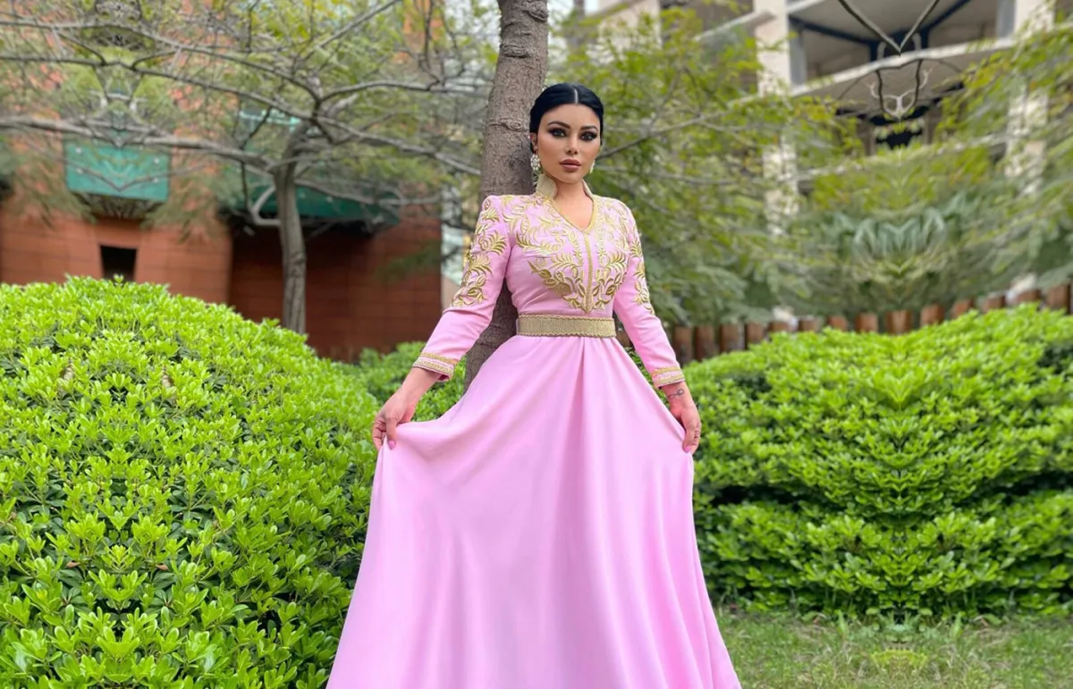 موديلات قفاطين باللون الزهري