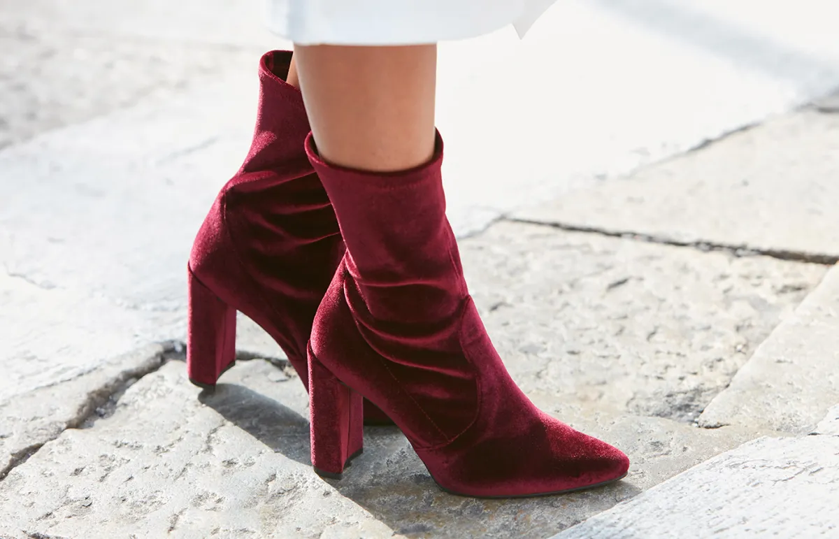 أحذية بوت مخمل لإطلالات دافئة وأنيقة هذا الشتاء