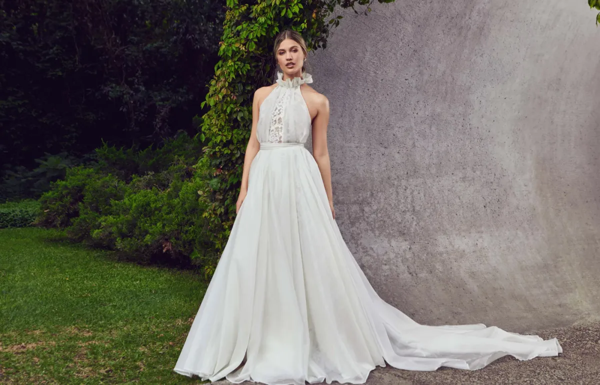 فستان زفاف بياقة عالية من نادية مانجاريز Nadia Manjarrez