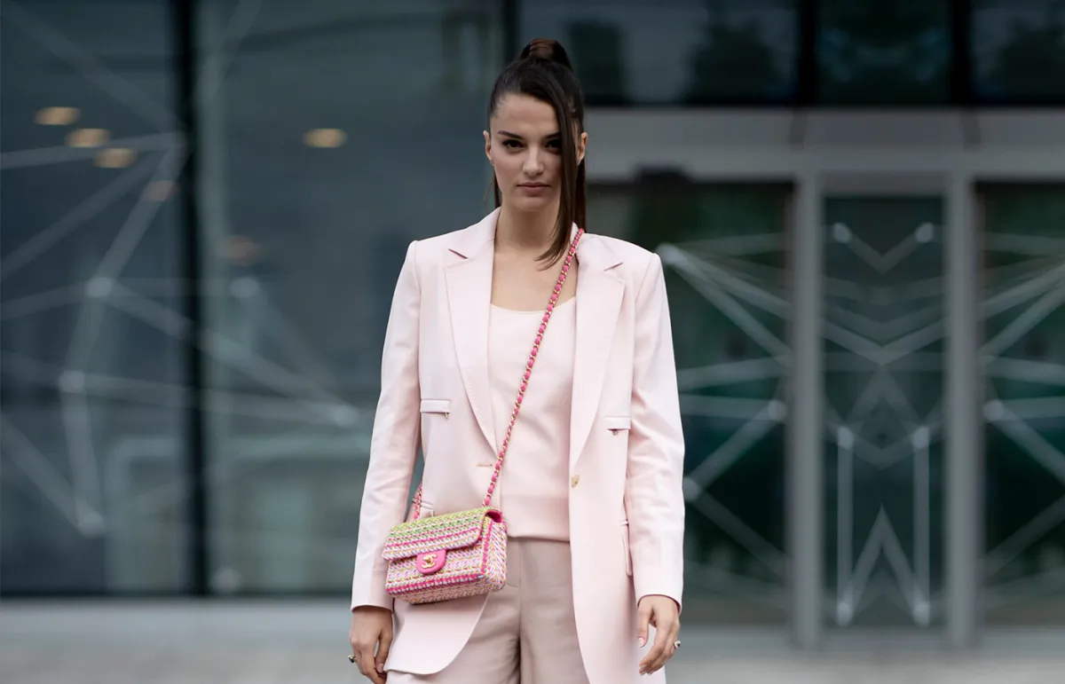 أبرز إكسسوارات موسم خريف 2022 باللون الزهري من ستريت فاشن Street Fashion
