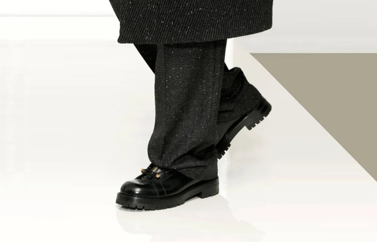 حذاء جلدي باللون الأسود من فيرساتشي «Versace»