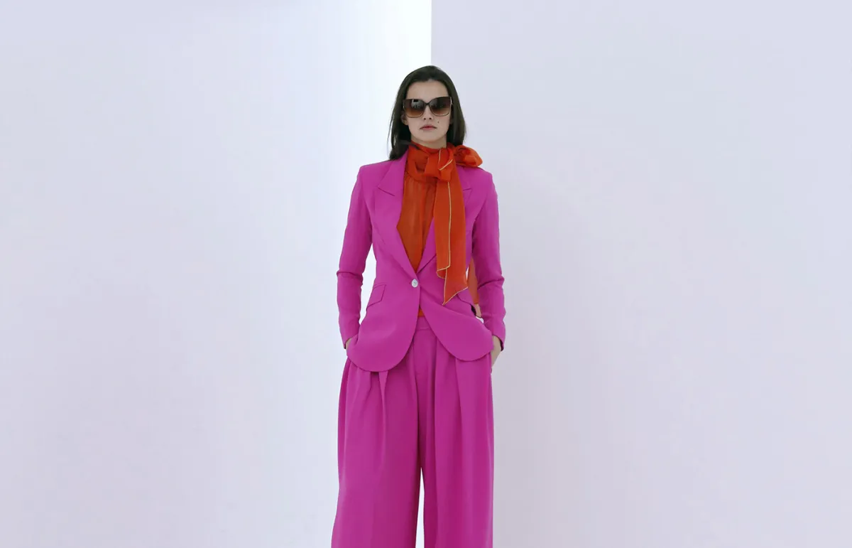 بدلة باللون الزهري الأنثوي من مينشين توماس «Menchen Tomas»