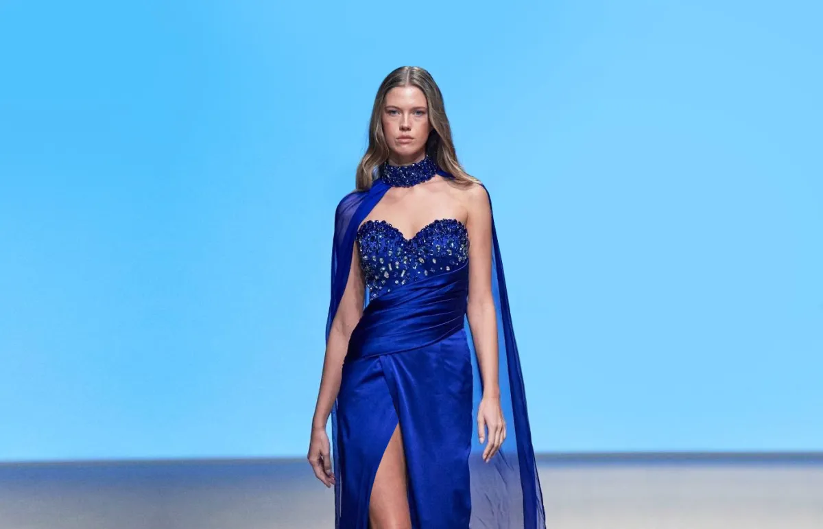 فستان سهرة طويل باللون الأزرق من مينا تلال Mena Talal