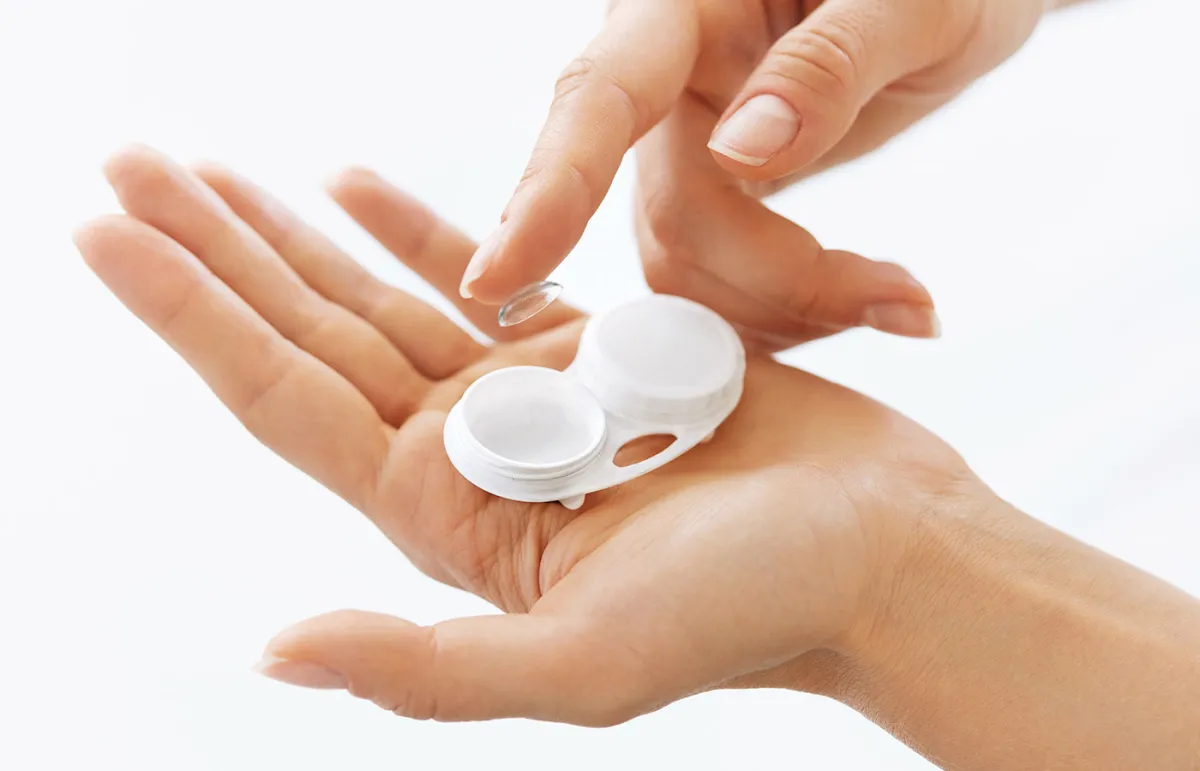 فيديو صادم: طبيبة تستخرج 23 عدسة لاصقة من عين سيدة