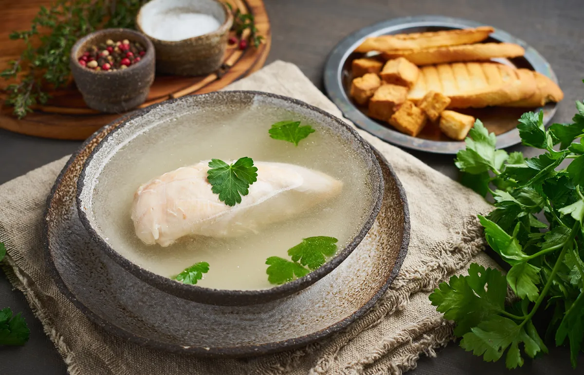 مرقة الدجاج الطبيعية تحتوي على عناصر غذائية مهمة