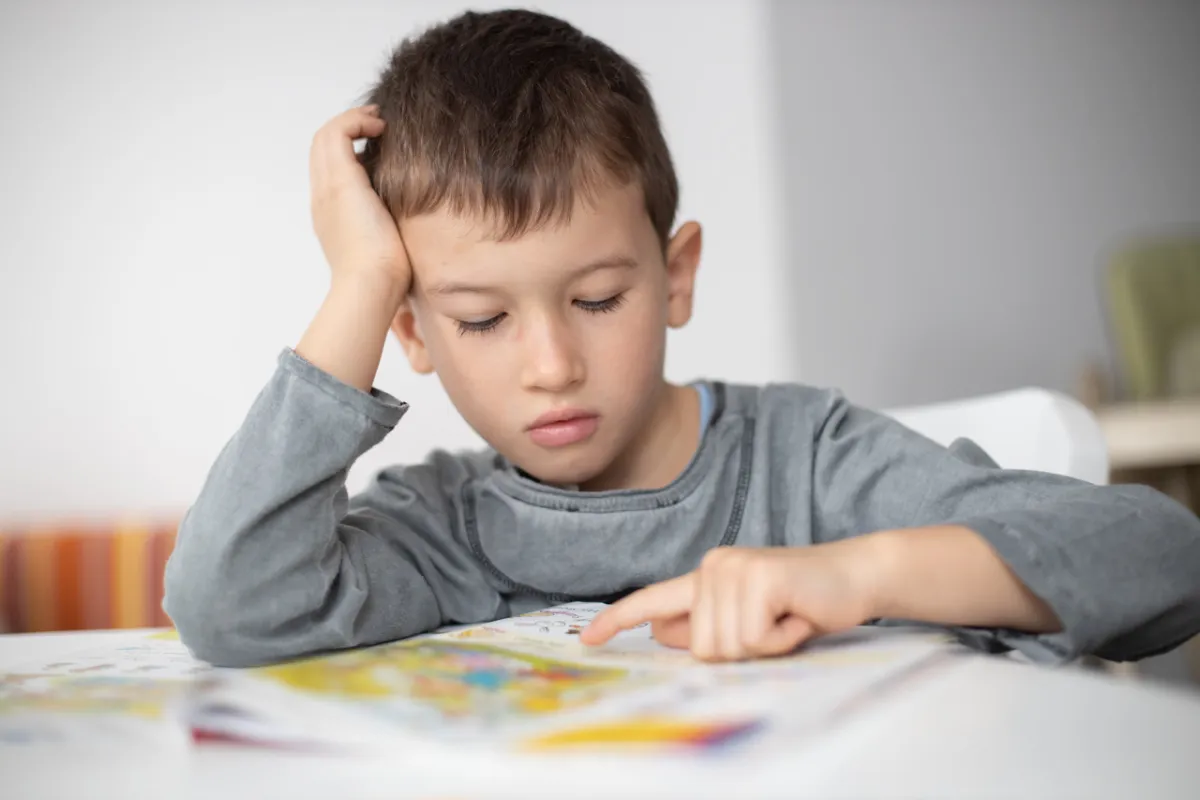 صورة لطفل يدرس