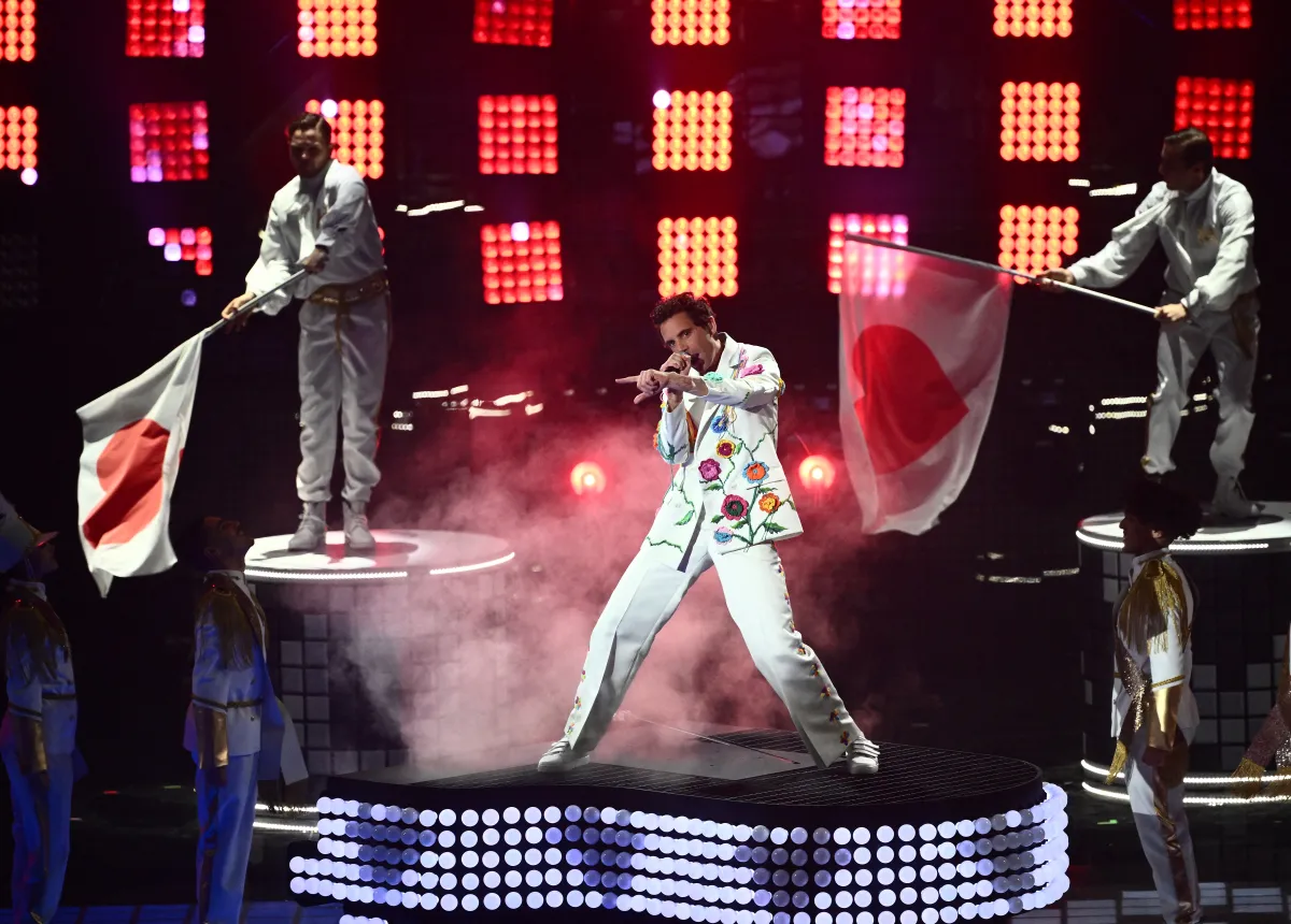 Lebanese-born British singer-songwriter, Mika performs during an interlude at the final of the Eurovision Song contest 2022 on May 14, 2022 at the Pala Alpitour venue in Turin. Marco BERTORELLO / AFP