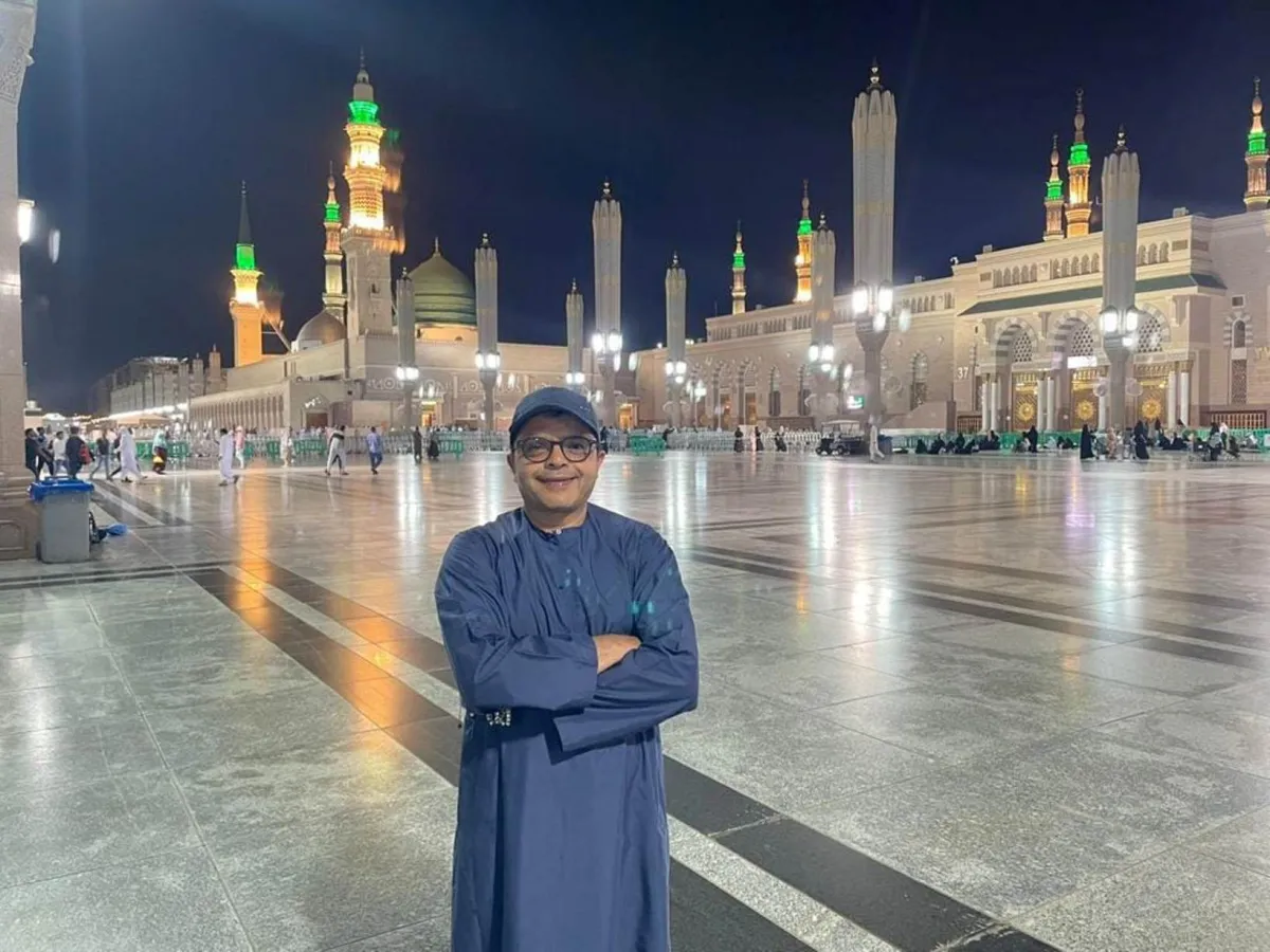 محمد هنيدي من ساحة المسجد النبوي - الصورة من صفحته الرسمية على الفيس بوك