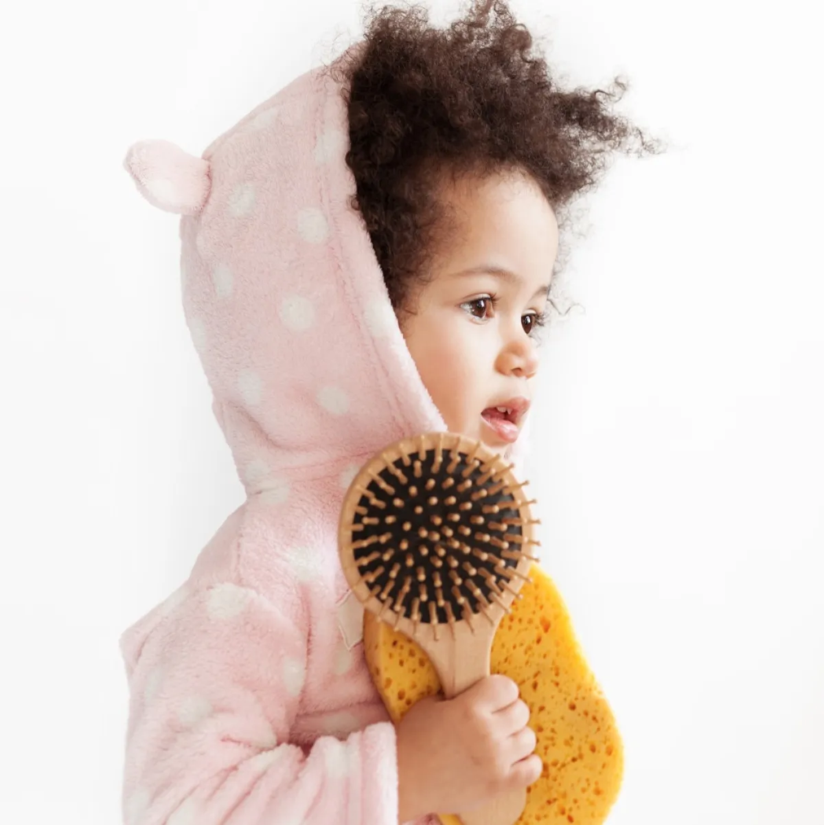 صورة لطفل يحمل فرشاة الشعر