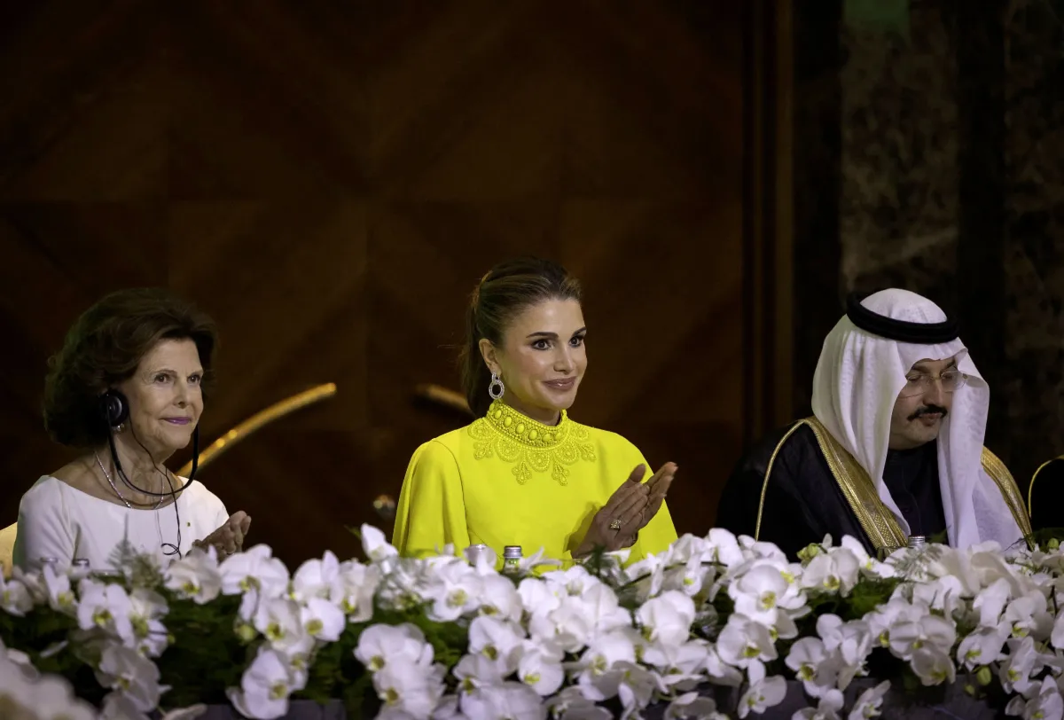 A handout picture released by the Press Service of Jordanian Queen Rania shows her (C) attending a fundraising dinner for Mentor Arabia in Amman on October 26, 2022 in the presence of President of Mentor International Queen Silvia of Sweden (L), and Chairman of the Mentor Arabia Board of Trustees Prince Turki bin Talal bin AbdulAziz. Office of Her Majesty Queen Rania Al Abdullah / AFP AFP PHOTO / OFFICE OF HER MAJESTY QUEEN RANIA AL ABDULLAH / YOUSEF ALLAN"