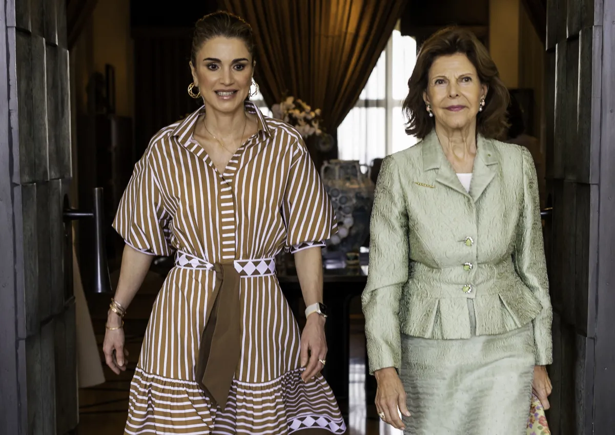 A handout picture released by the Press Service of Jordanian Queen Rania shows her (L) escorting Queen Silvia of Sweden (R) during the latter's visit to the capital Amman on October 26, 2022. Office of Her Majesty Queen Rania Al Abdullah / AFP "AFP PHOTO / OFFICE OF HER MAJESTY QUEEN RANIA AL ABDULLAH / YOUSEF ALLAN" 