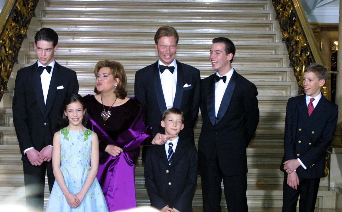 deGàD) le prince Félix la princesse Alexandra, la grande duchesse Maria Teresa, le grand Duc Henri, le prince Louis, le prince Guillaume et le prince Sébastien posent pour la photo officielle, le 07 avril 2001 au palais grand ducal à Luxembourg, lors de la célébration marquant l'accession au trône du Grand Duc Henri et la Grande Duchesse Maria Teresa. AFP PHOTO DAMIEN MEYER