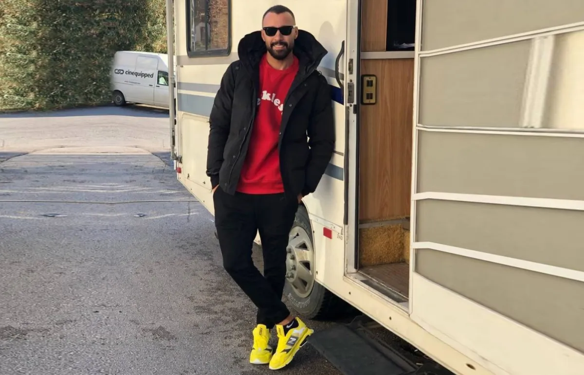  أحمد فهمي بحذاء رياضي باللون الأصفر 