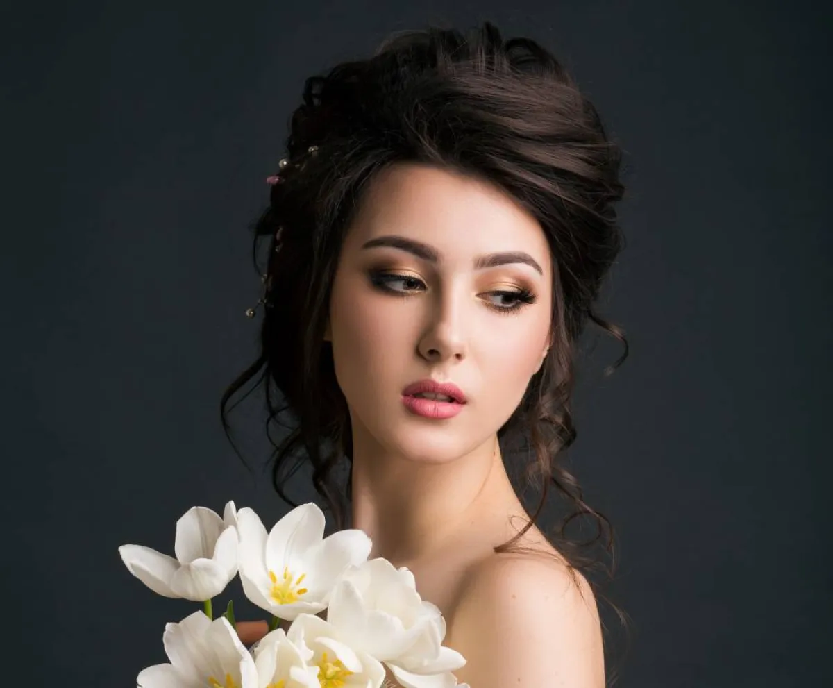 تسريحات عرايس للشعر الداكن