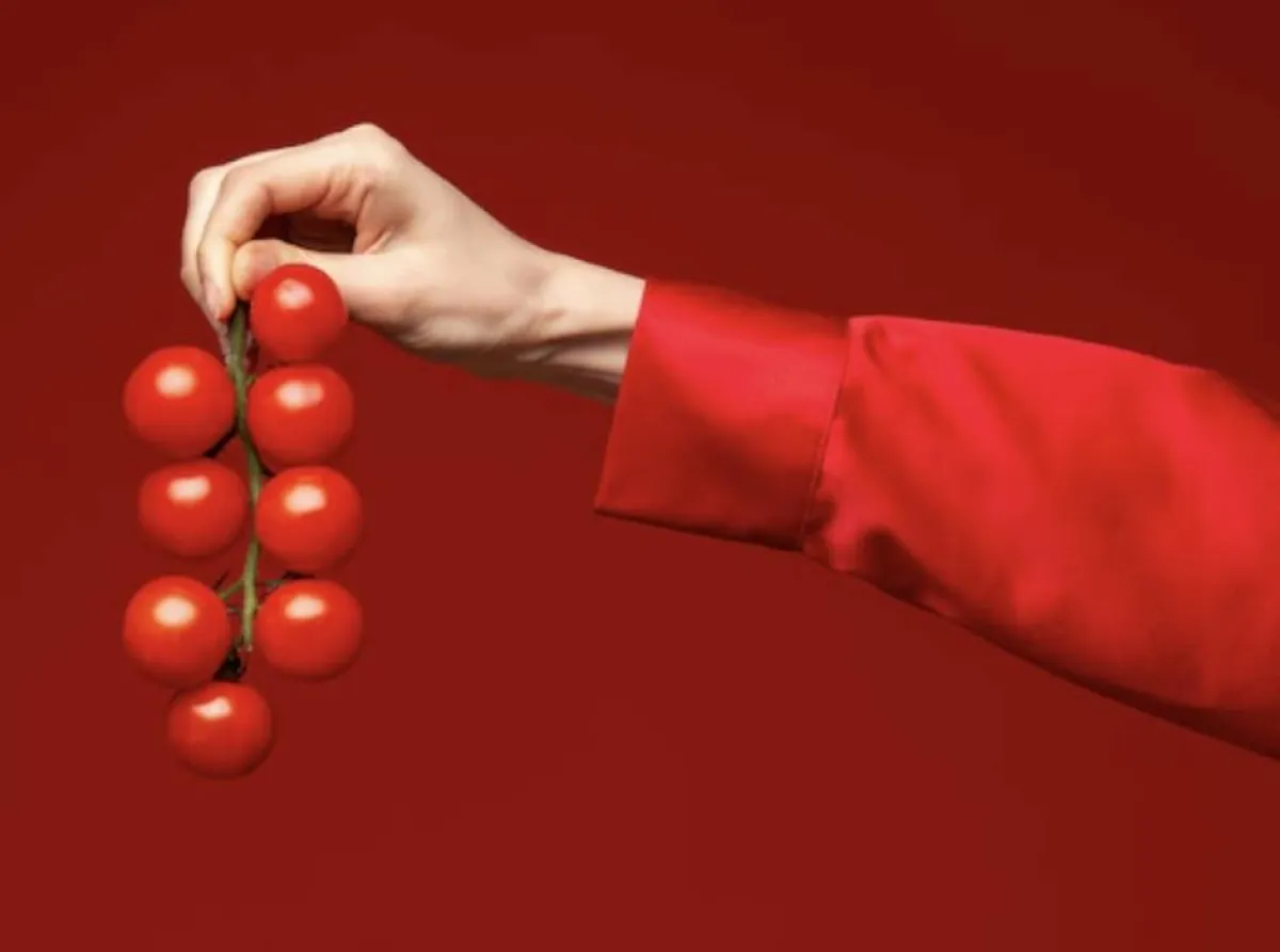 لب الطماطم للتخلص من الشعر الأبيض