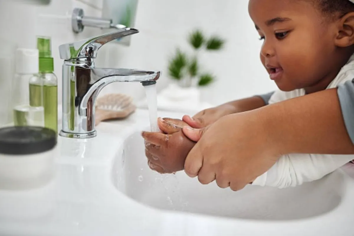 صورة لطفل يغسل يديه