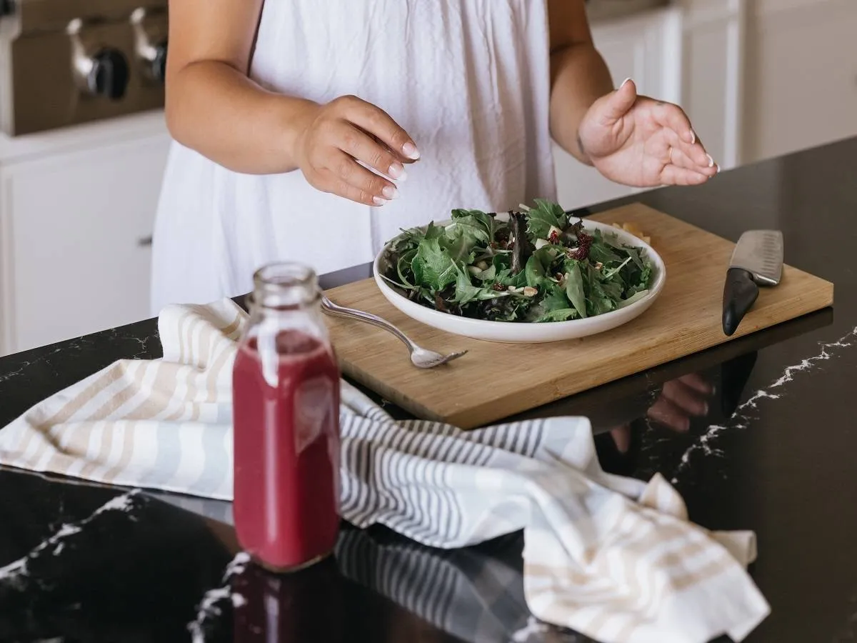 صورة لامرأة حامل تحضر السبانخ