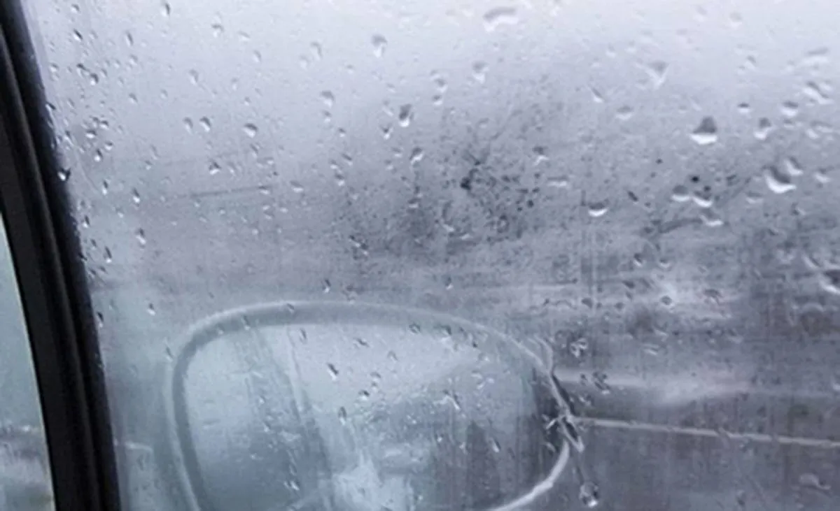 التعامل مع ضباب زجاج السيارة