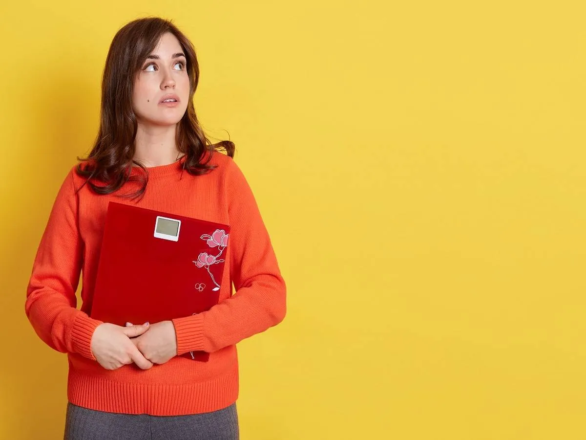 صورة لامرأة تحمل ميزان