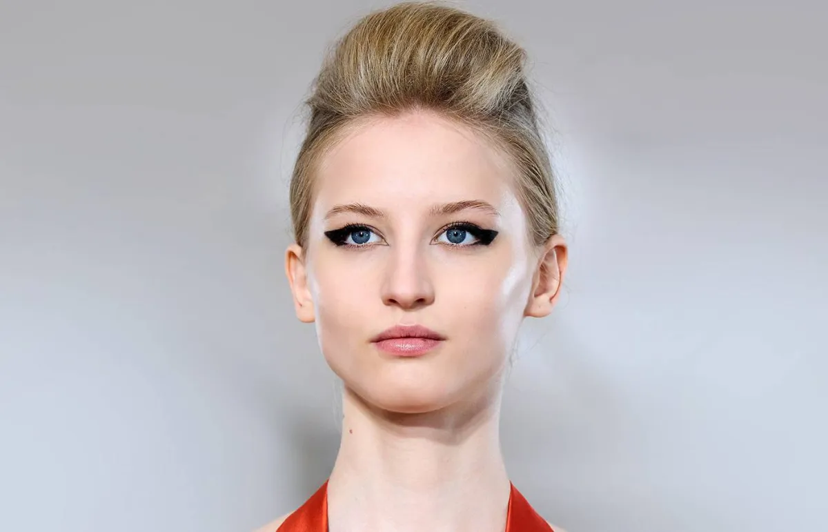 رسمات أيلاينر سوداء عريضة