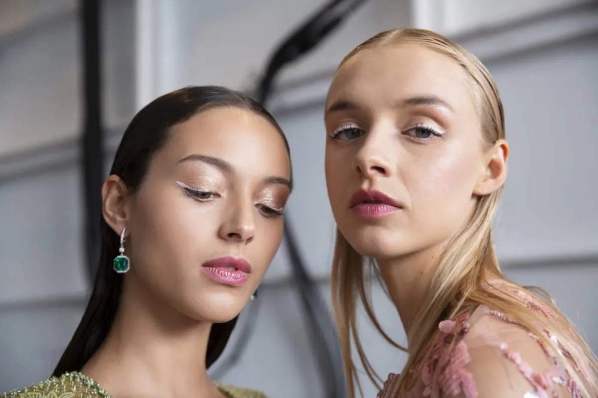 توسيع العين بالكحل الأبيض