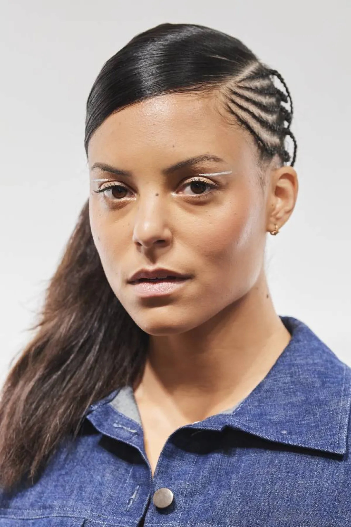 تطبيق الكحل الأبيض في مكياج العيون