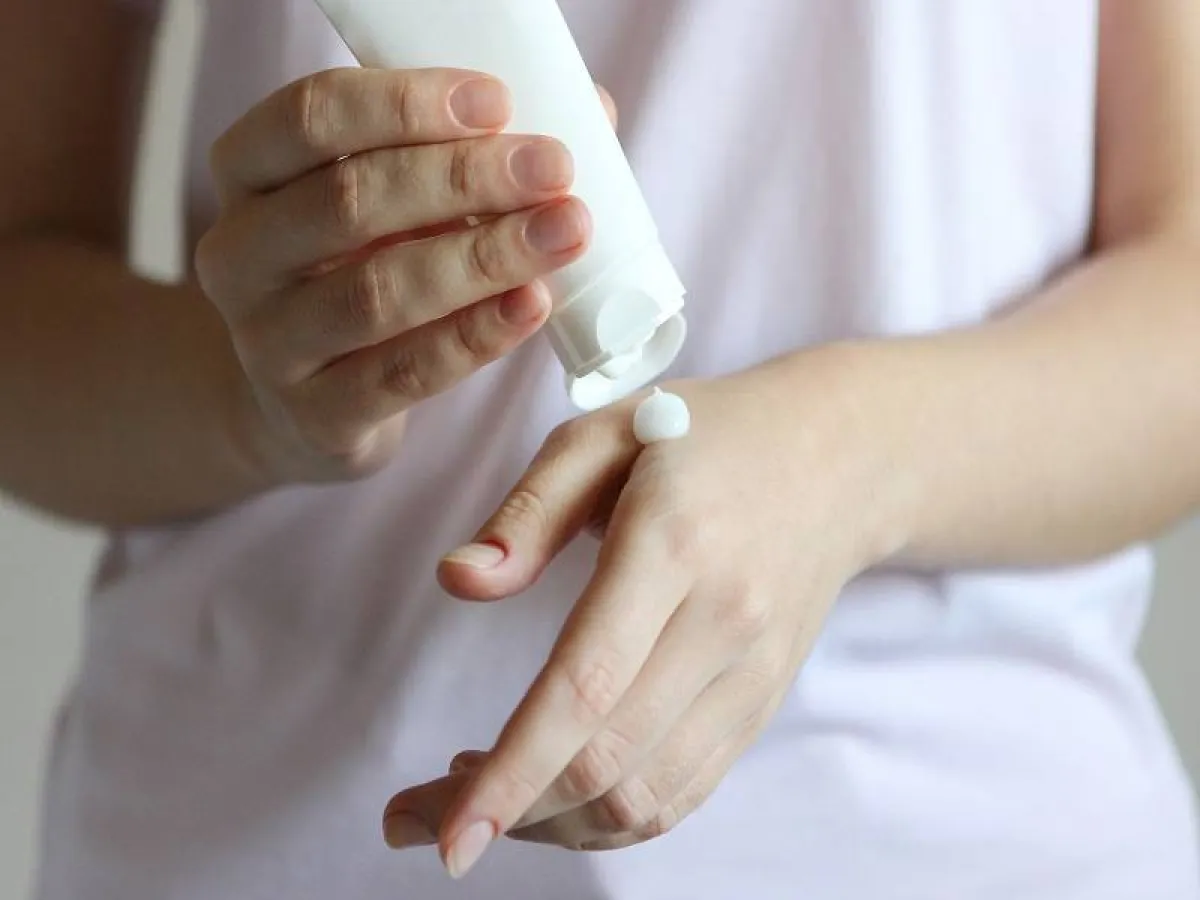 كريمات التفتيح والمضادات الحيوية من أبرز طرق علاج الشواك الأسود