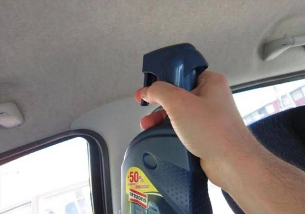 كيفية تنظيف سقف السيارة من الداخل؟