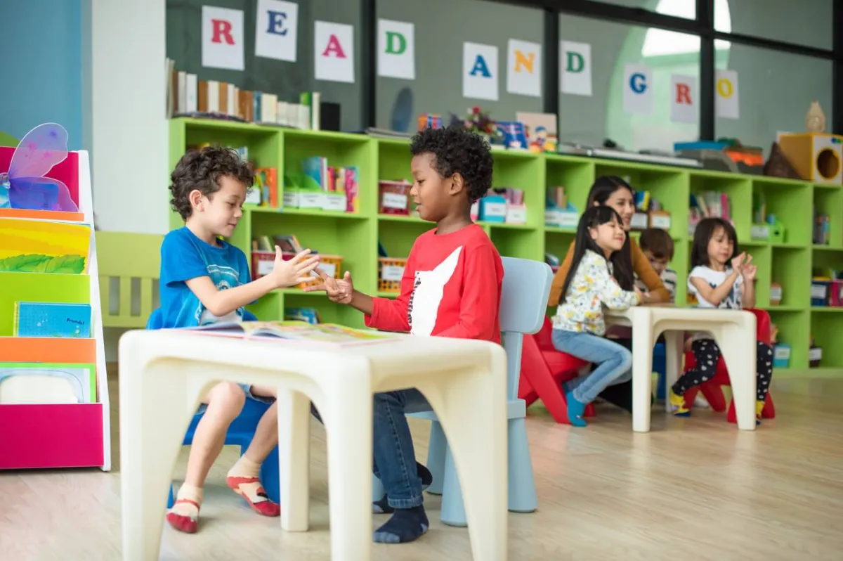 صورة لطفلين