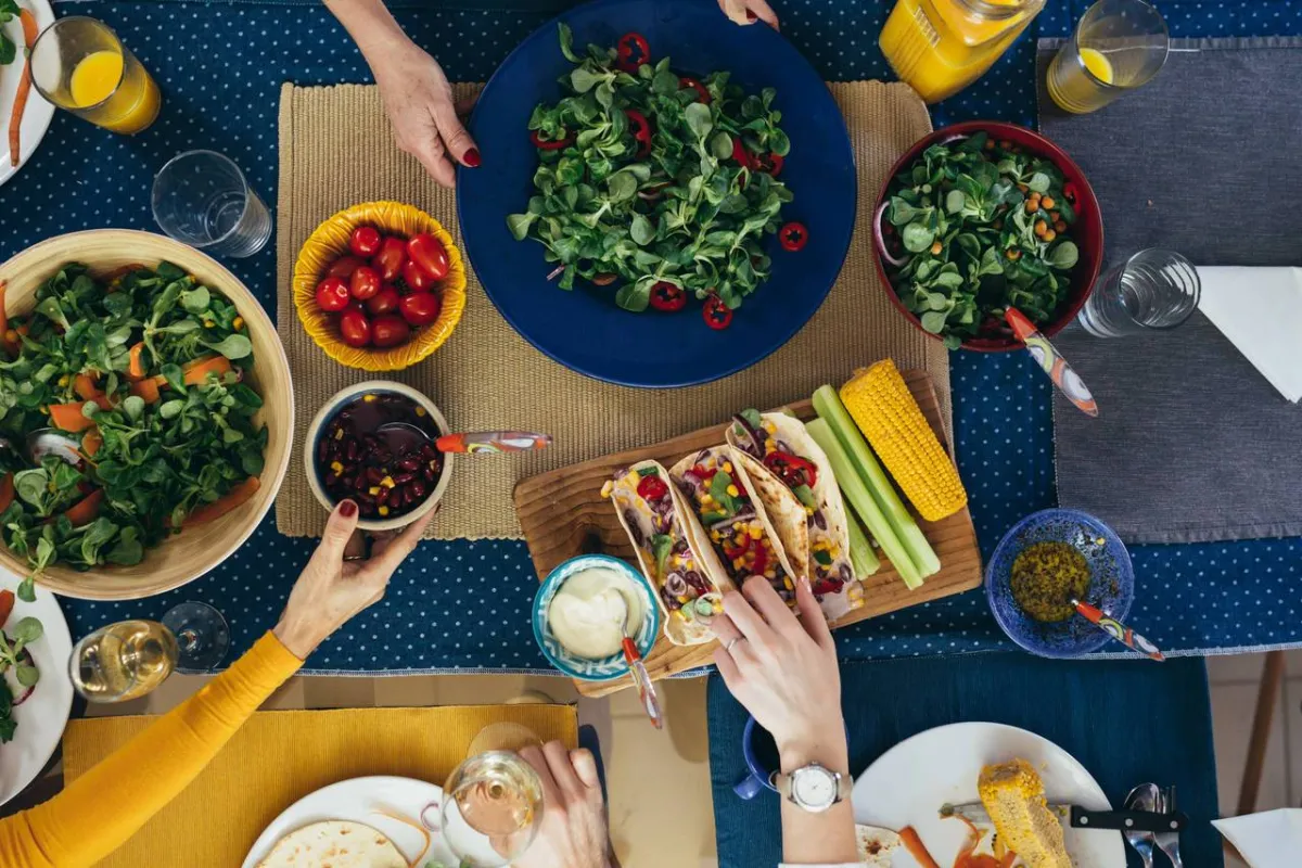 صورة لمائدة عشاء نباتية