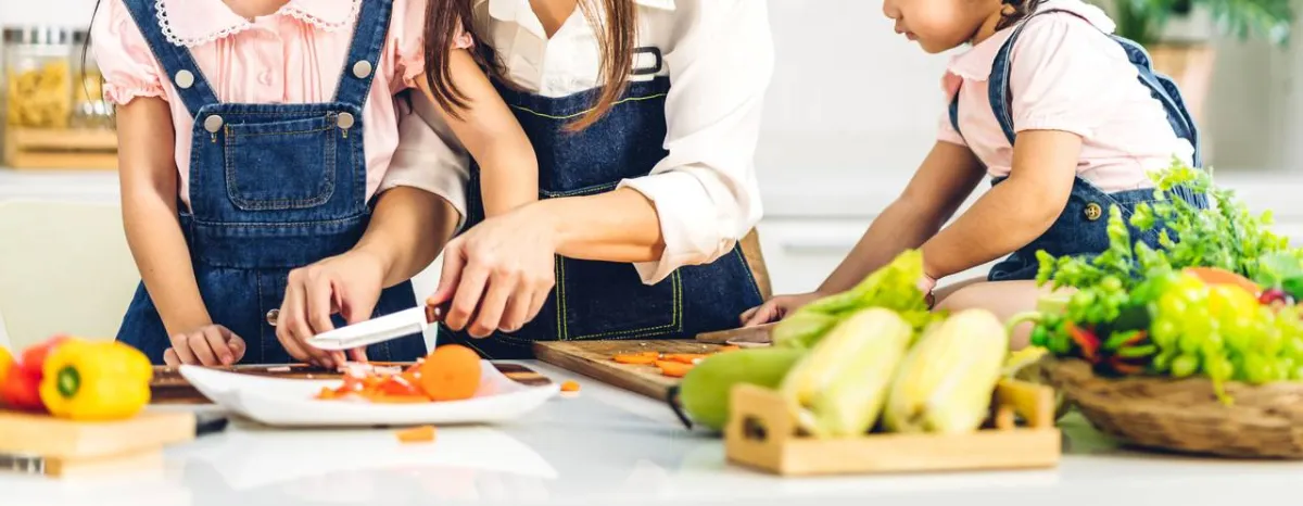 صورة لعائلة تحضر الأطباق النباتية